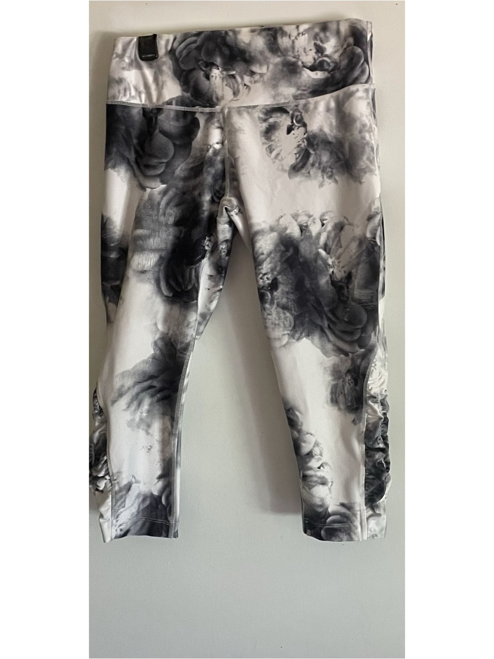 MPG Monochrome Watercolor Floral Capri Leggings
